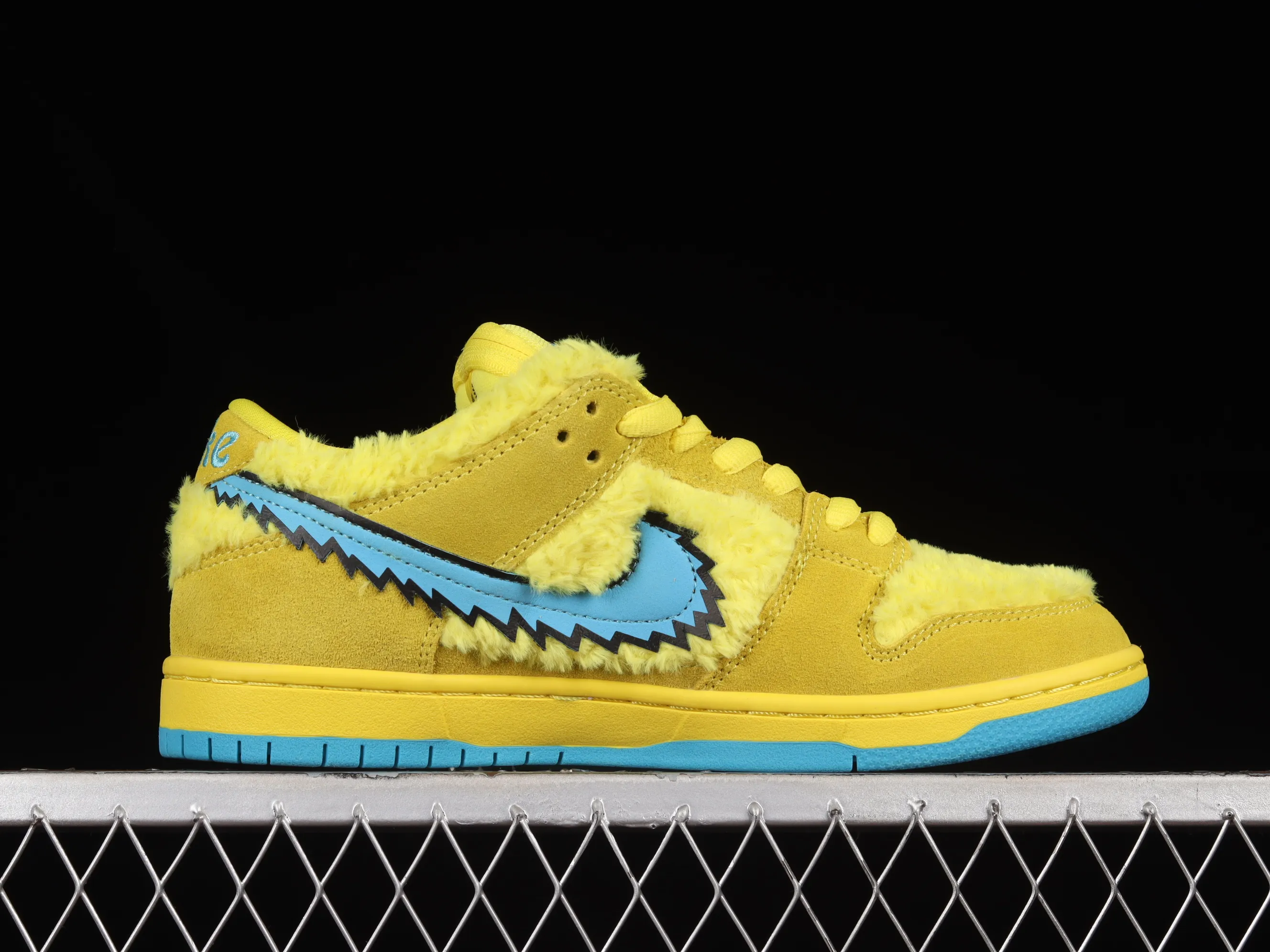 All categories Nk SB Dunk Series Nk SB Dunk Low low-top sneakers OG version Grateful Dead x Nk SB Dunk Low "Yellow Bear" joint model yellow and blue bear sports skateboard shoes CJ5378-700